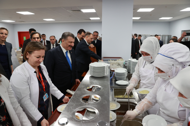 Bakan Koca, sağlık çalışanlarıyla iftar yaptı